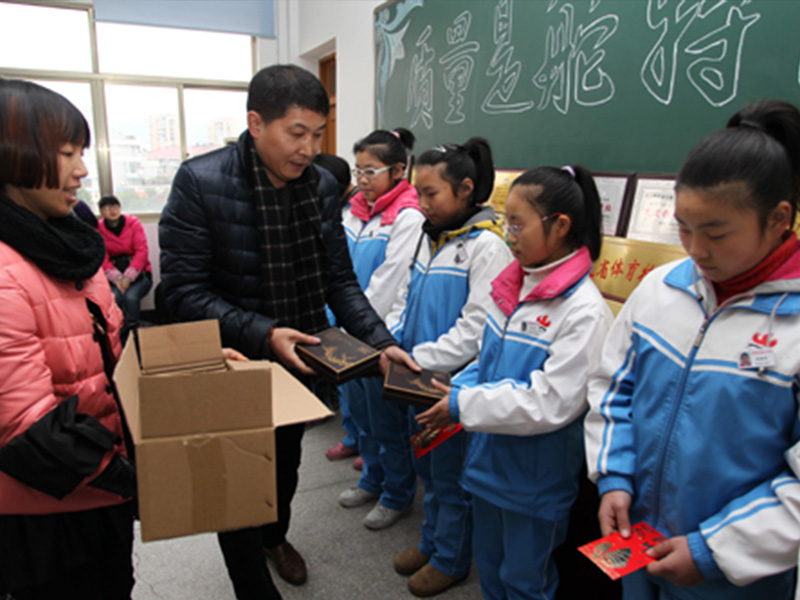 Enthusiastic for Public Welfare and Caring for Learning - Launching Ceremony of the Ouyi Bearing Caring for Learning Fund at Meishan Middle School